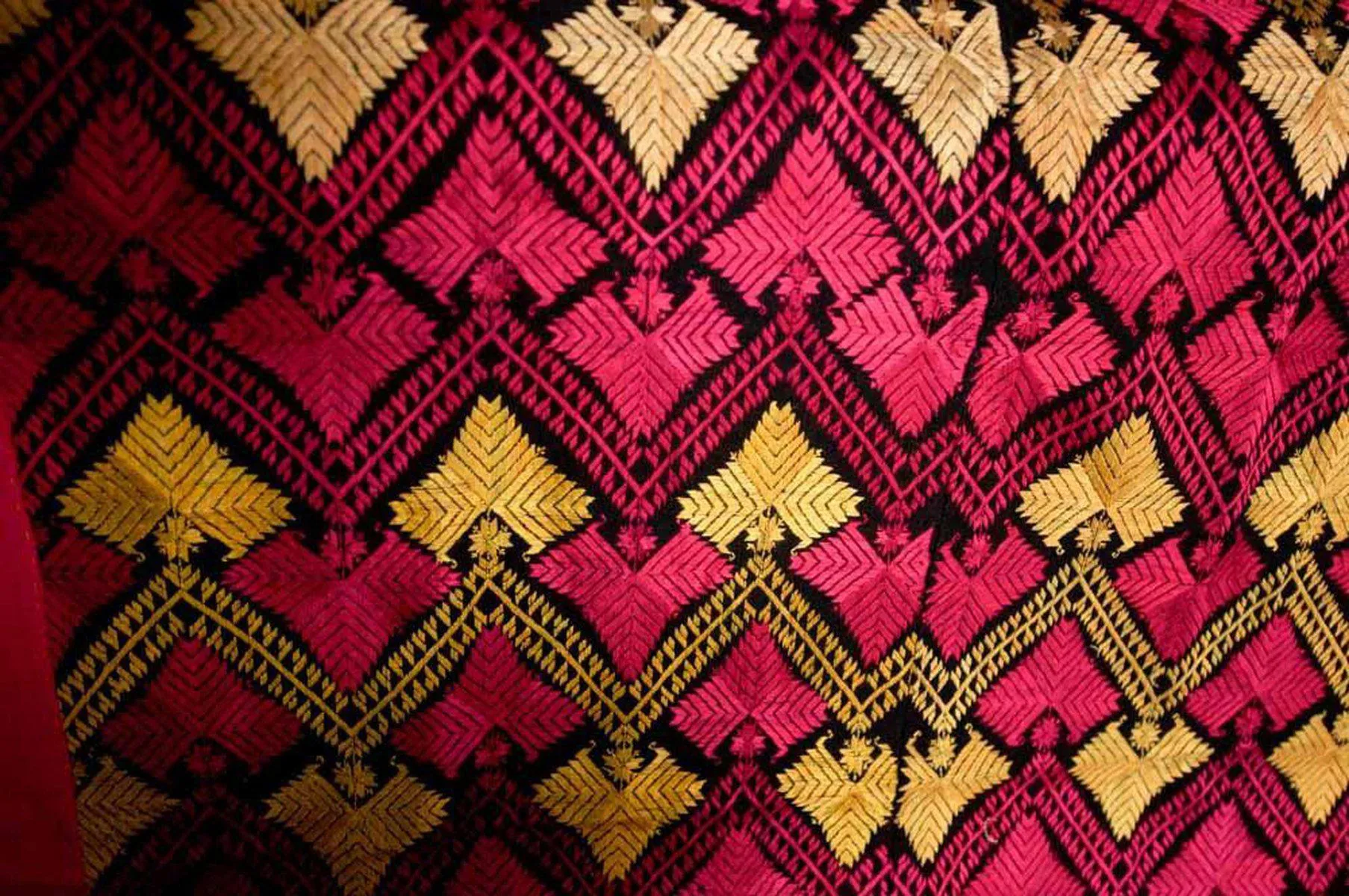 583 Antique Striking Swat Valley Shawl Textile Embroidery