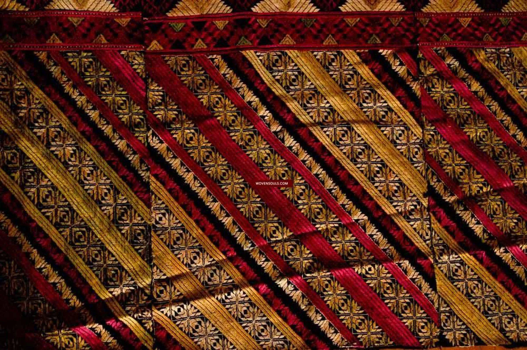 583 Antique Striking Swat Valley Shawl Textile Embroidery
