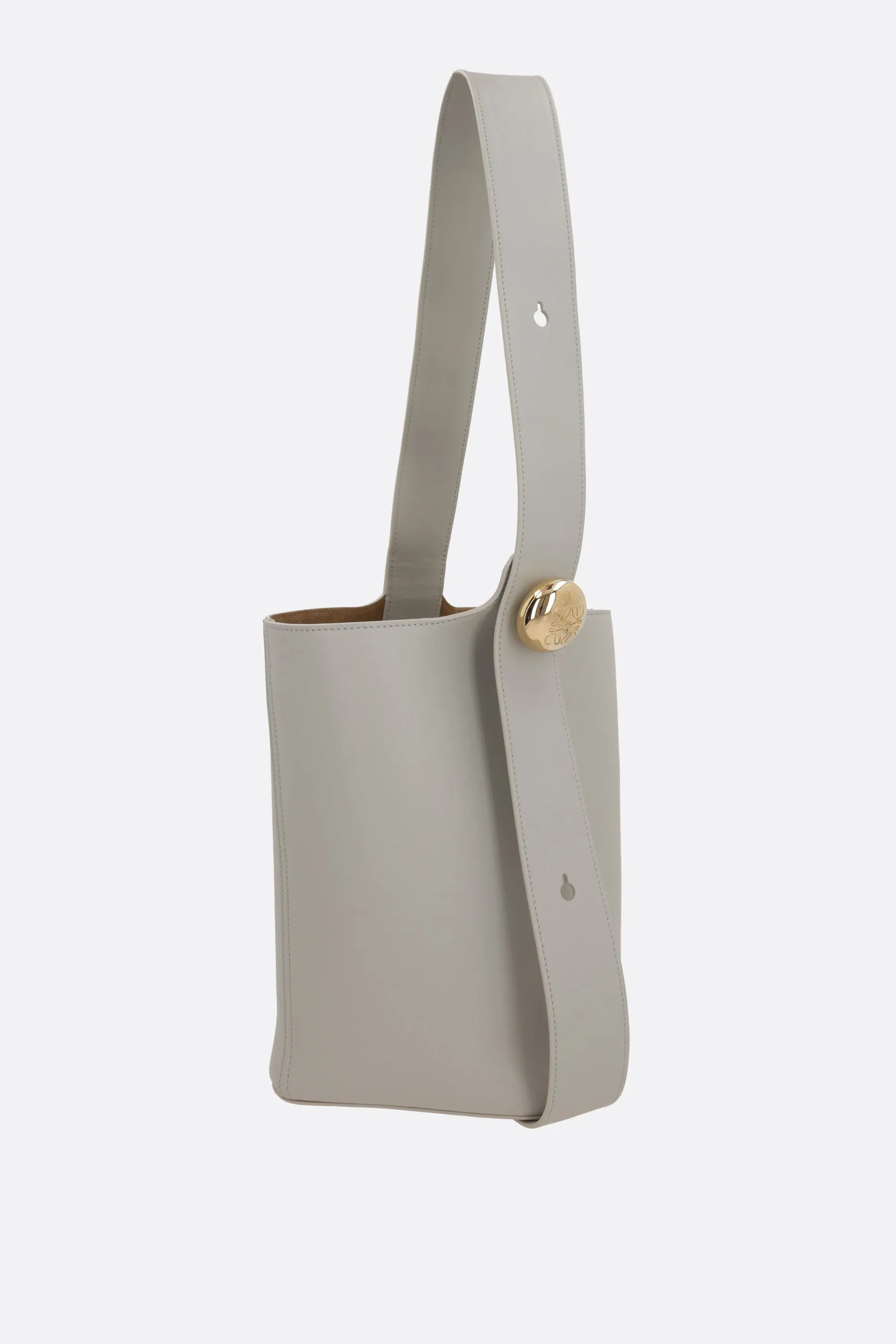 Pebble medium bucket bag in smooth leather